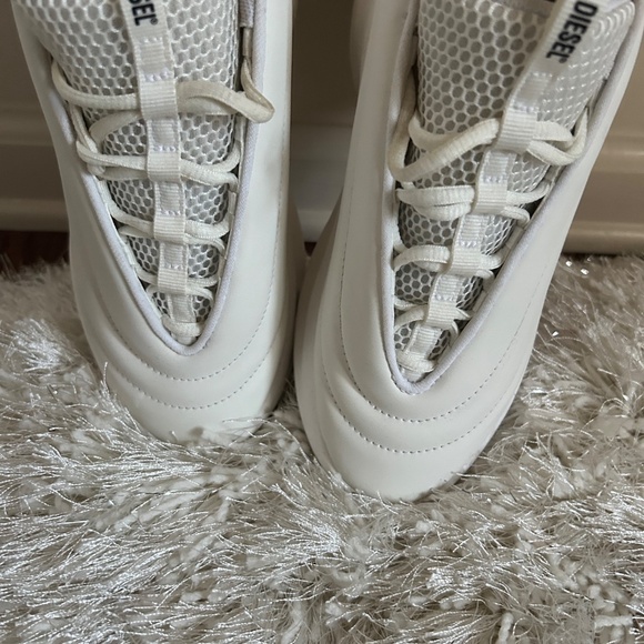 A size 4 white diesel sneaker - Picture 2 of 6
